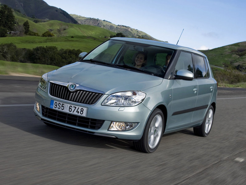 Skoda Fabia (2010-). Во внешней оболочке изменений куда больше. Разработчики изменили оптику, решетку радиатора, бамперы и «противотуманки»