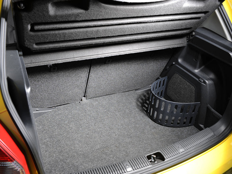 Слабым местом также прослыло крепление задней полки, отламывающееся на раз-два