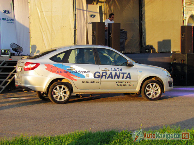 Сильнее всего машины в самой дорогой комплектации сбоку выделяются новыми колесными дисками