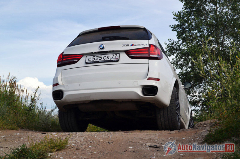 Широченные шины придают цепкости на хорошем асфальте, но на российских дорожных стыках где-то в 200 км от Москвы и бездорожье по этой же причине комфорта сильно убавляется и нужно хорошенько держаться за руль, чтобы не выскочить из кресла