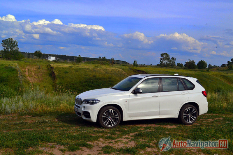 Холмы, что на заднем плане, Х5 в такую ясную и солнечную погоду преодолевает с легкостью, но, если пойдет дождь и трава станет скользкой, есть шанс, спустившись, уже не подняться