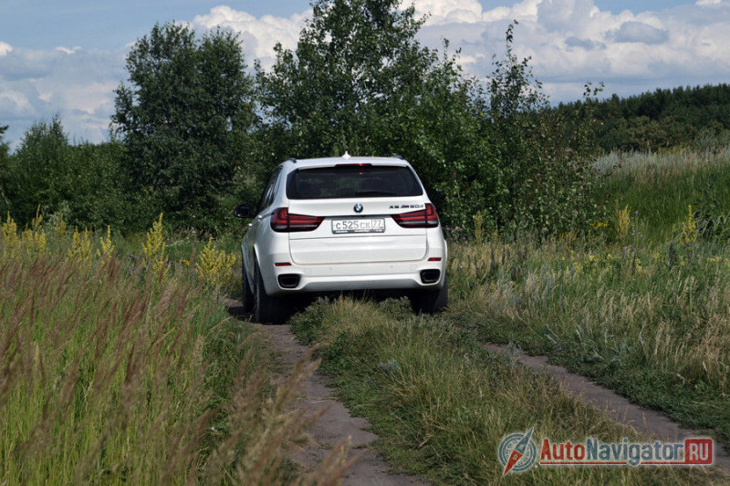 Если считать этот проселок бездорожьем, то Х5 – отличный внедорожник, но, честно сказать, с этим справится любой моноприводный автомобиль. Клиренс – 202 мм внушает доверие, но если заглянуть под днище, то никакой защиты там нет, а «эмовские» бампера идут не в плюс геометрической проходимости