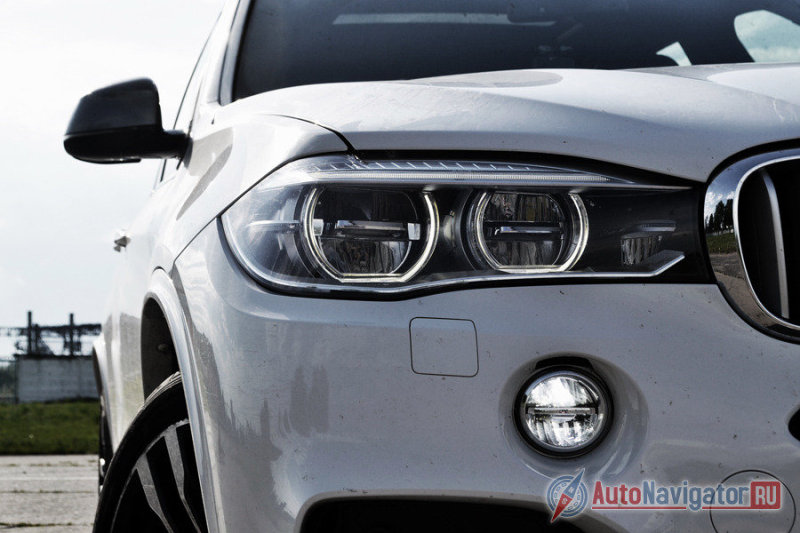 Теперь знаменитые ангельские глазки BMW слегка прищурены сверху и снизу