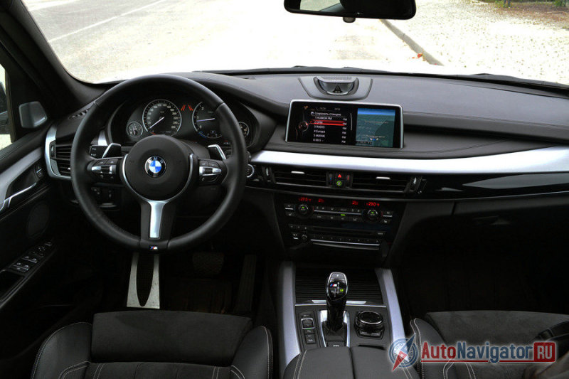 Первоклассный салон в плане отделки и эргономики. А в качестве крыши тут гигантское стекло, которое можно сдвинуть и получить огромных размеров люк