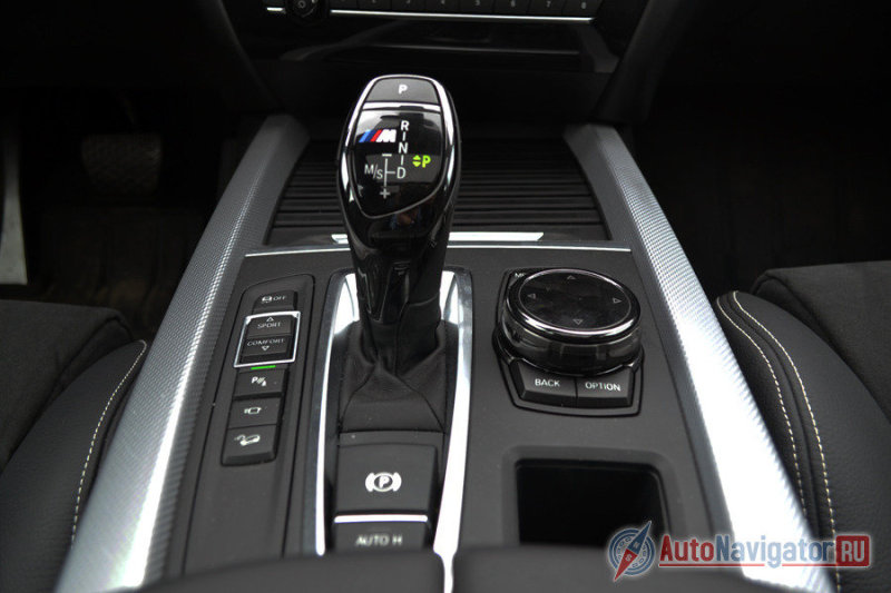 Вместо традиционного рычага, у BMW уже традиционно устанавливается джойстик. Кому-то нравится, кому-то нет, но в плане удобства никаких нареканий. Слева от него - кнопки управления передней камерой, системой контроля спуска, парктрониками, системой стабилизации и системой управления режимами движения (Eco, Comfort, Sport, Sport+). Справа - шайба управления системы iDrive
