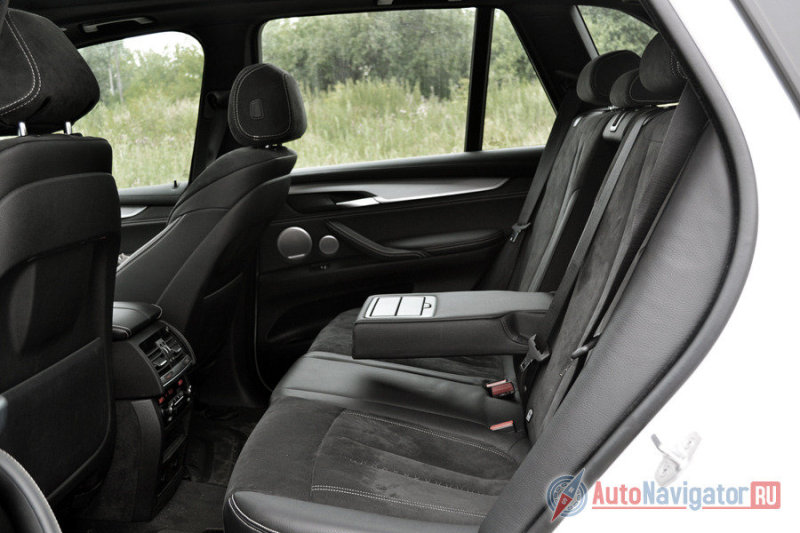 Сиденья хоть и не регулируются, сидеть в них – одно удовольствие. Даже втроем на одном диване можно проехать ни одну сотню километров