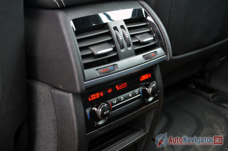 Для задних пассажиров отдельный полноценный двухзонный климат-контроль. Итого получается 4 зоны