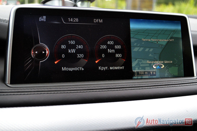 Система iDrive напичкана множеством «игрушек» и вот одна из них – спортивные приборы, показывающие, сколько мощности и крутящего момента в данный момент задействовано