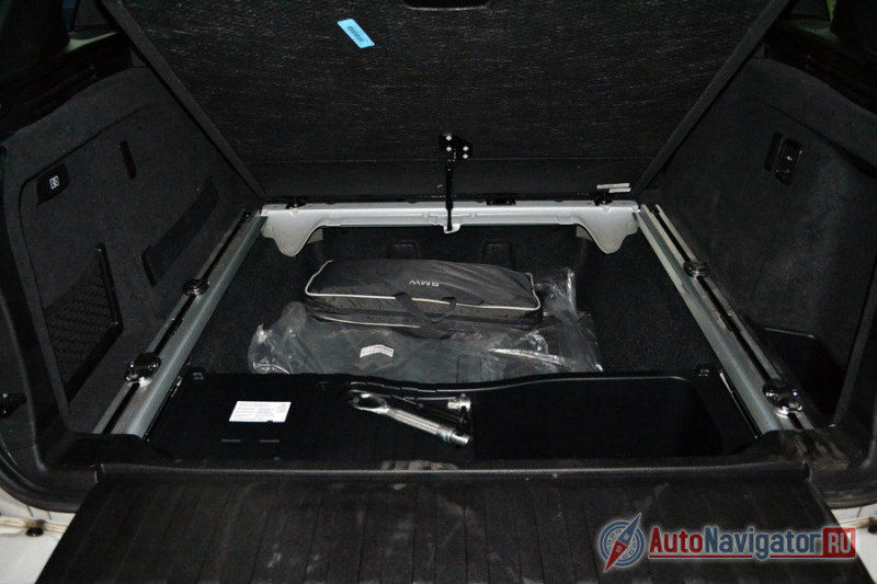 Интересно, что запаски в машине нет, а под полом расположена большая ниша для ремкомплекта, аптечки и прочего. Качественно решена и проблема с удержанием псевдопола в поднятом состоянии – установлен пневмоупор, наподобие тех, что удерживают открытый капот и дверь багажника