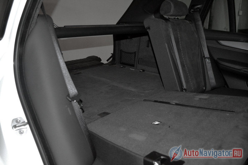 Спинка заднего дивана разделена на три секции (средняя самая узкая) и сложить отдельно от других можно любую из них