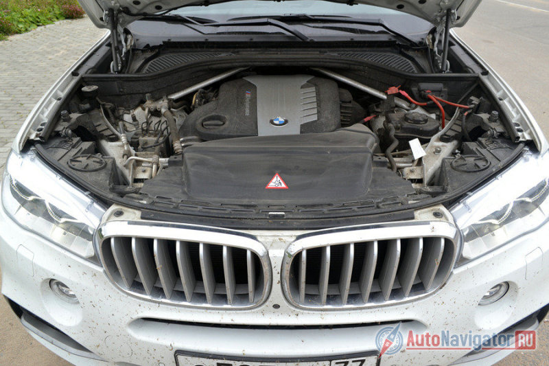 Под капотом позади двигателя можно увидеть две распорки, улучшающие жесткость кузова