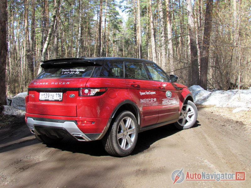 В Evoque нет зубодробительной жесткости или пугающей раскачки. Стыки и трещины дорожного полотна он проходит упруго, без перегибов в ту или иную сторону. Среднестатистические изъяны дороги обозначаются характерными шлепками от шин