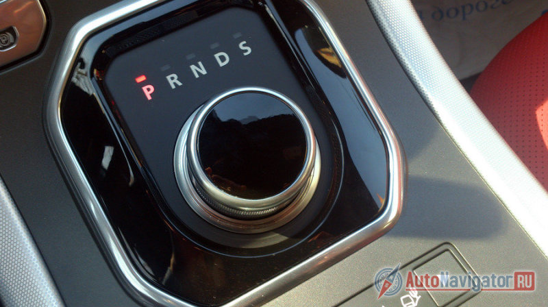 Селектор АКПП в Evoque – круглая шайба, которая впервые появилась у концерна в 2008 на Jaguar XF – первом «Ягуаре» «хайтэковой» эпохи