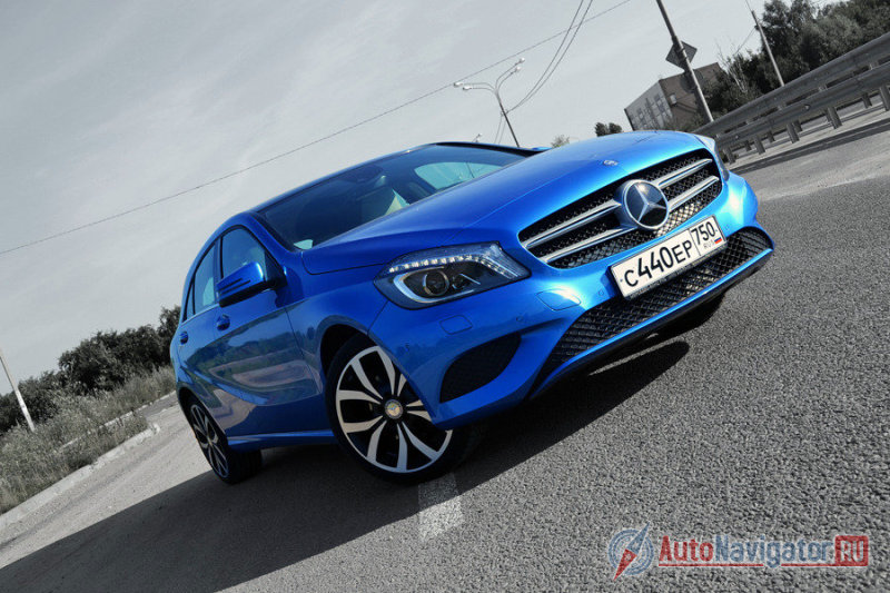 Кажется, что машина выглядит симпатично и круто одновременно? Ну да, так и есть. Но с «бриллиантовой» решеткой радиатора и AMG атрибутами она смотрится еще лучше. Я знаю, потому что такая стоит у соседнего подъезда и выглядит очень сексуально