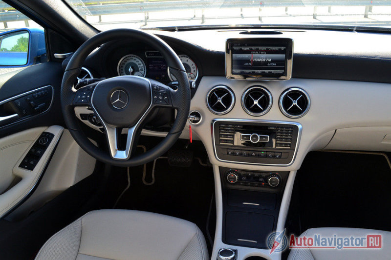 Нельзя отрицать, что салон отлично выглядит. Одноцветный салон, вероятно, практичнее, но смотрелся бы не так интересно