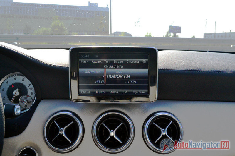 Экран системы Command мог бы быть встроен в интерьер как-то более изящно