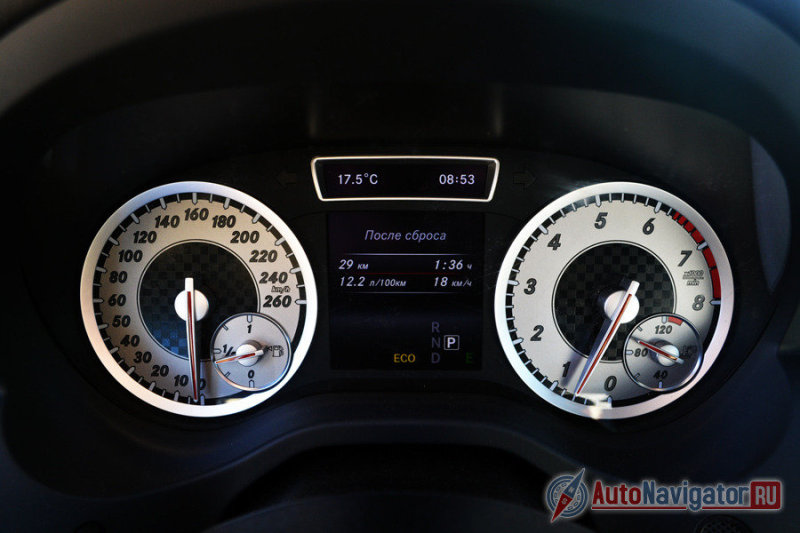 В приборах четко прослеживается мерседосовский дизайн. Достаточно одного взгляда, чтобы понять, что перед нами Mercedes, пусть и маленький