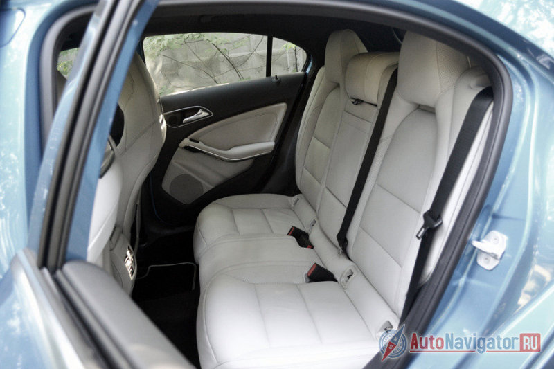 Сзади хоть и тесновато, но удобно