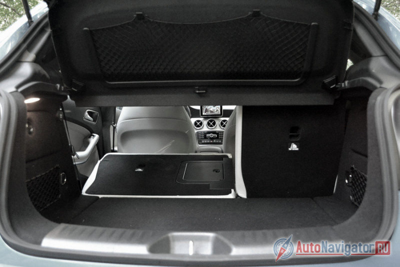 Багажник правильной формы, а при сложенной спинке заднего дивана получается ровный пол