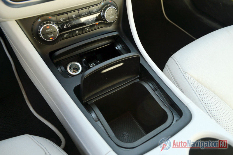 Под климат-контролем расположился блок прикуривателя и пепельницы, а еще ниже довольно глубокий бокс для телефона и прочего содержимого карманов. Дальше есть два небольших  подстаканника и откидывающийся подлокотник с еще одной нишей для хранения