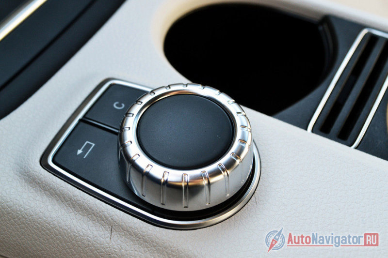 Вот такой небольшой джойстик управления системой Command, заведующей всем в автомобиле. Отчасти ее дублируют кнопки на центральной консоли