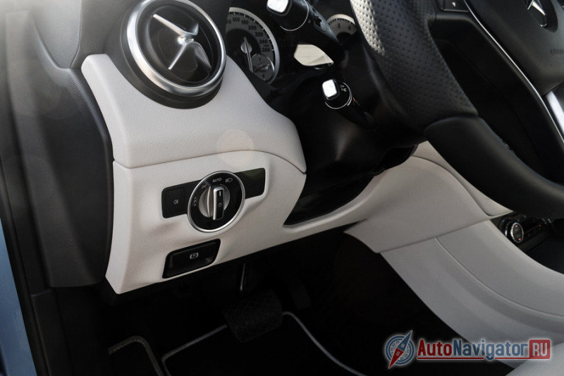 Электронный ручник находится в нетрадиционном для европейских машин месте – слева под рулем, там же, где блок управления внешним светом