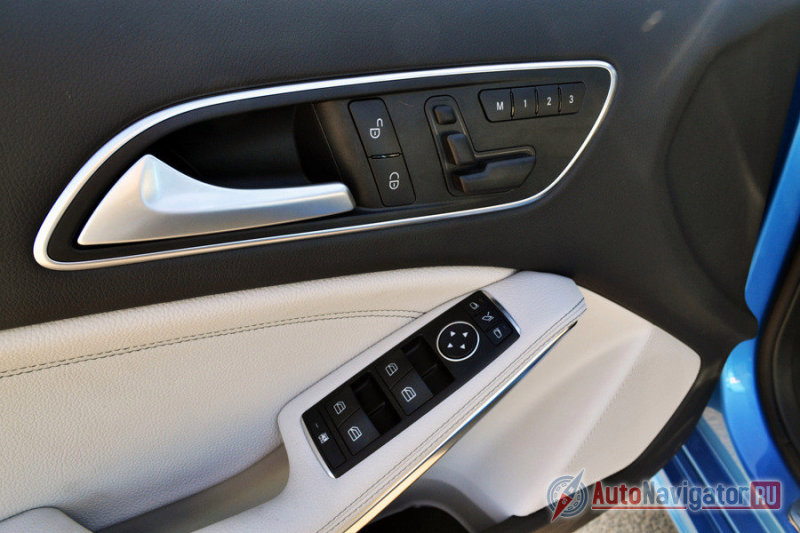 Управление электроприводами регулировки сиденья, как и у больших «Мерседесом», на двери