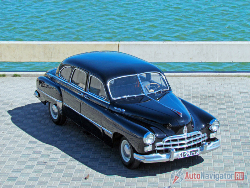 От сопоставимых автомобилей, ЗИМ ГАЗ-12 отличался конструкцией кузова. Рама оставалась основой фактически любой подобной машины тех лет. Но ГАЗ-12 построили на несущем кузове, хотя и с натяжкой, поскольку в оконечностях ЗИМа все-таки применялись мощные подрамники