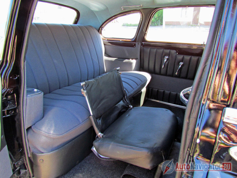 В перегородке спрятаны дополнительные кресла, из-за чего ЗИМ часто считают седаном с тремя рядами сидений. Правда эргономика никакая, а главная проблема – огромный дефицит пространства на диване «первого» пассажира