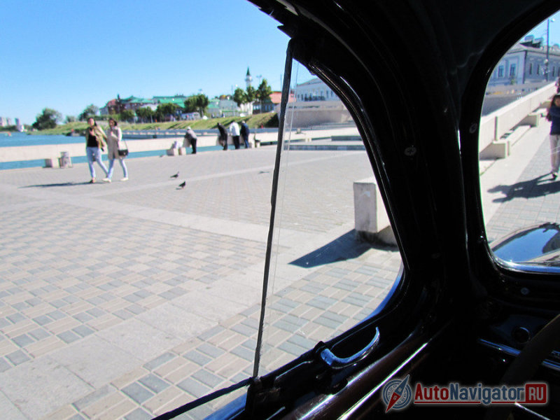 Вместе с боковым стеклом опускается и планка, разделяющая форточку со стеклом