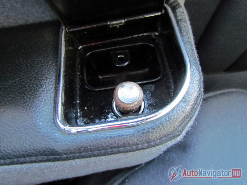Сзади на подлокотнике две пепельницы, одна из которых с - прикуривателем