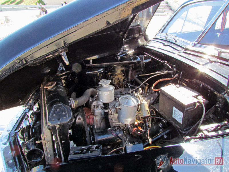 На этом фото капот открыт слева. Под ним - 3.5-литровая «шестерка» с рядной компоновкой, которая выдает 90 л.с.