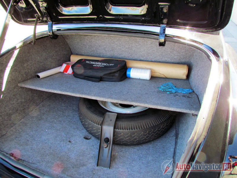 Багажник исполнен в традициях автомобилестроения тех лет
