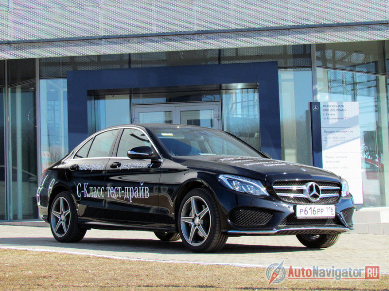 Идеология нового C-класса отличается от понимания мира E и уж тем более S-классом. Да, C-класс теперь статусен и интеллигентен, у него классический задний привод и понятный тип кузова (седан, а не многодверное купе), но он, как никогда молод, спортивен и резок