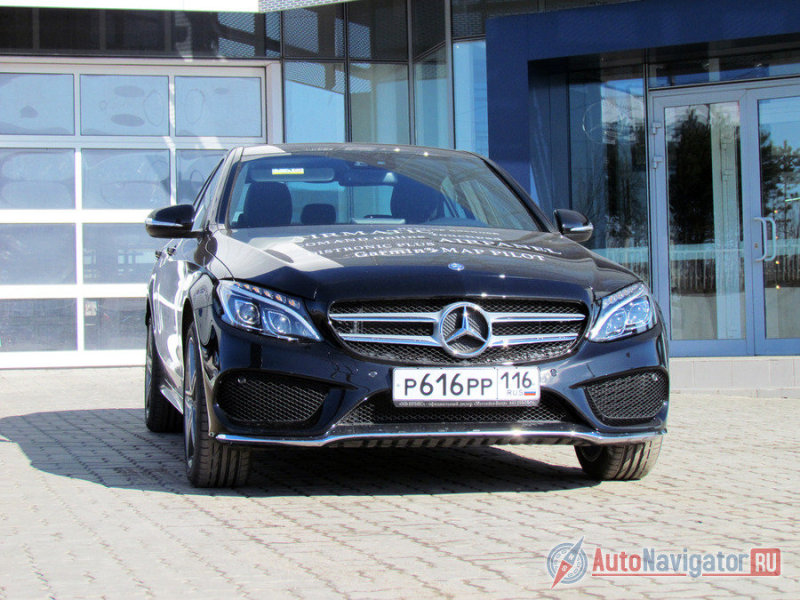 Шасси новое. Передняя подвеска – на двух рычагах, что гарантирует захватывающее руление. Кроме того, W205 отныне опционально комплектуется пневмоподвеской, которая, впрочем, призвана сделать автомобиль отнюдь не комфортнее, а наоборот, еще спортивнее и жестче