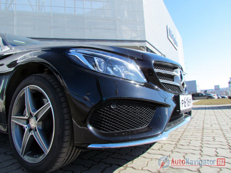 Машина с AMG-пакетом выделяется обвесом с большими вентиляционными отверстиями в бампере