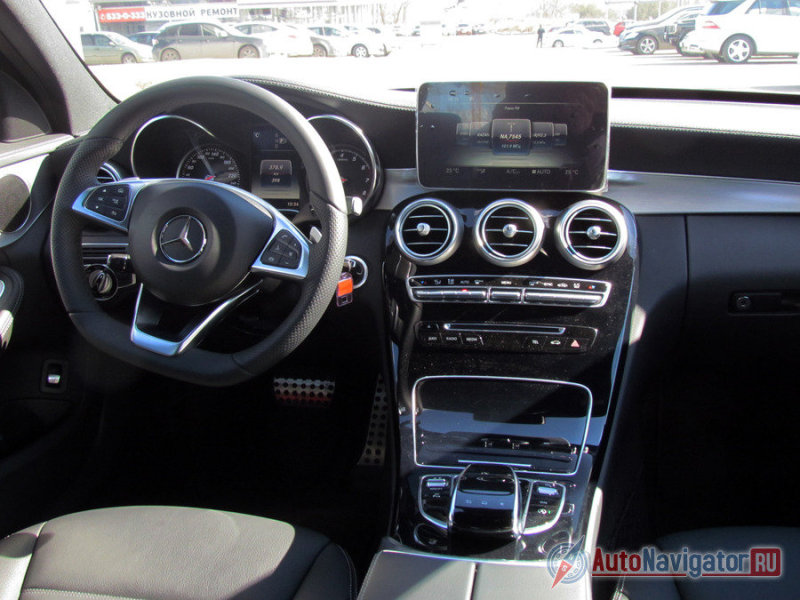 Интерьер исполнен в ключе альянса между минимализмом и роскошью. Дорогие материалы отделки и качественная сборка – вклад в статусность. Атлетичная архитектура – в активный характер. В салоне новой машины перекроили многое. Вверху - несъемный дисплей, ниже - три круглых воздуховода из алюминия, под ними - строка управления климатом, а еще ниже – строка управления аудиосистемой