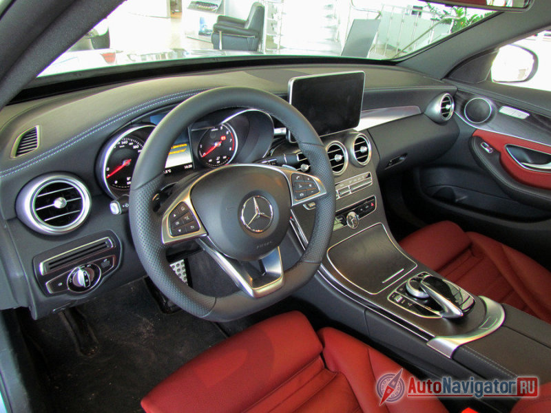 В руках - новый руль, перед глазами - иной щиток приборов из двух колодцев и дисплеем посередине, взамен трех циферблатов у W204