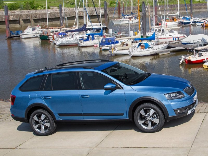 Внешнее отличие от обычного универсала кроется в черном пластиковом обвесе по нижнему периметру кузова