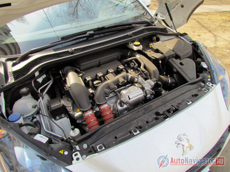 Под капотом всегда бензиновый двигатель 1.6 с турбиной. Этот силовой агрегат знаком по многим моделям Peugeot нынешних лет. В оболочке купе RCZ он имеет две степени форсировки: 150 л.с. и 240 Нм или 200 л.с. и 275 Нм