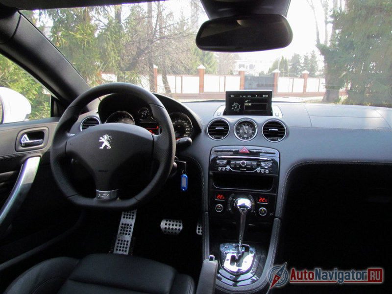 Интерьер в духе 308-го, но приправленный «дорогими» деталями. Сильнее всего в глаза бросаются циферблаты: спидометр, тахометр, часы между воздуховодов. Выглядит солидно и дорого. Статуса добавляет складной экран с замечательной графикой