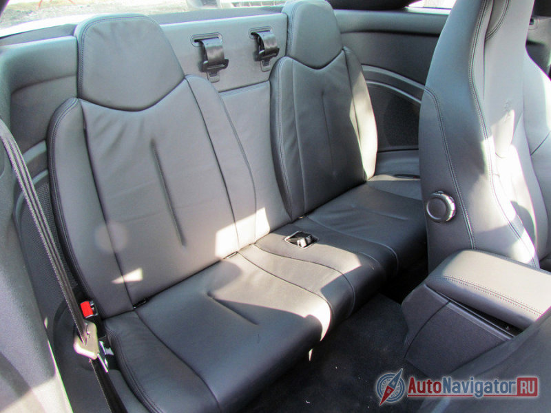 Формально посадочных мест больше двух, но на практике только два. Сесть назад невозможно. Роль дивана – место для сумок…