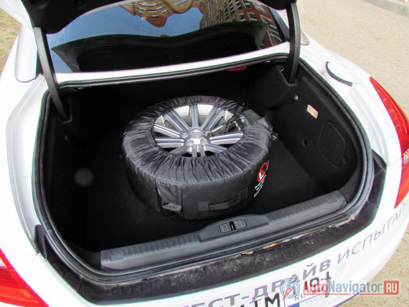… потому что в багажнике лежит полноценное запасное колесо на литом диске, занимающее практически все пространство