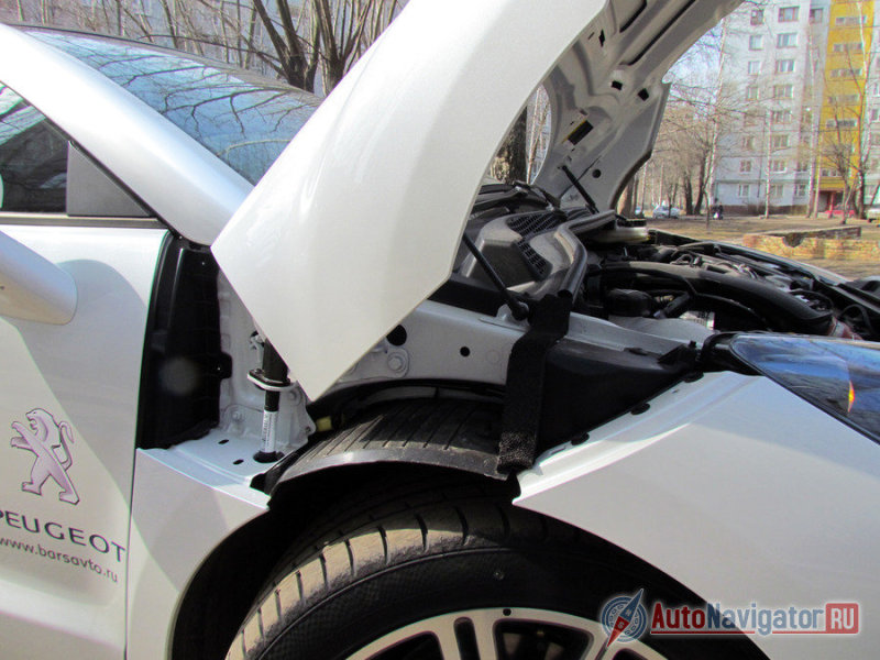 Капота у RCZ фактически нет