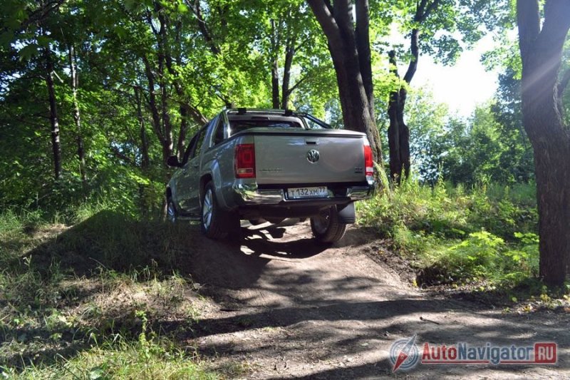 Большие задние фонари и хромированный бампер делают пикап одновременно солиднее и визуально больше