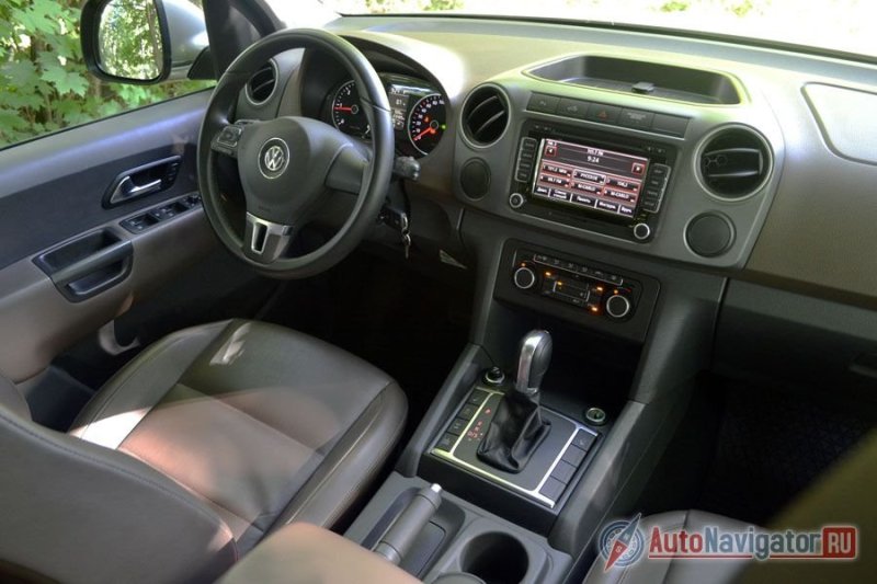 Салон типично фольксвагеновский. Для пикапа лишь сделали несколько дополнительных розеток. Тут вам и навигация, и двухзонный климат-контроль, и кожа, и камера заднего вида
