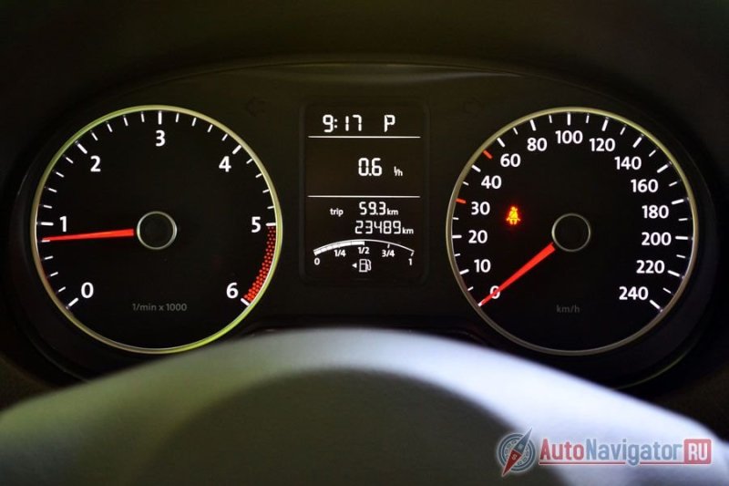 Приборы – сама простота. Указатель уровня топлива электронный, тахометр и спидометр – вот и все. Лаконично и удобно. Спидометр, кстати, размечен нелинейно – это «фишка» Volkswagen