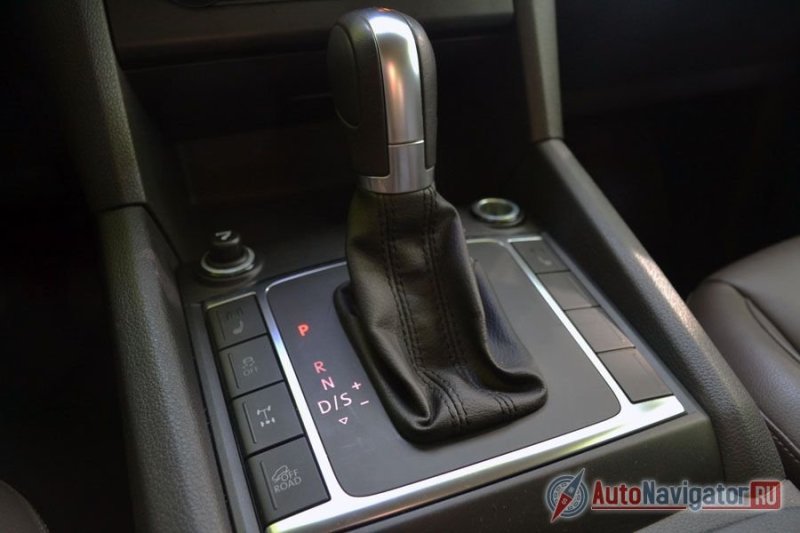 За блокировку дифференциала отвечает кнопка. Над ней - кнопка отключения системы курсовой устойчивости, чтобы можно было побуксовать, а выше - кнопка системы контроля спуска. Роль пониженной тут играет коротенькая первая передача в восьмиступенчатой автоматической трансмиссии