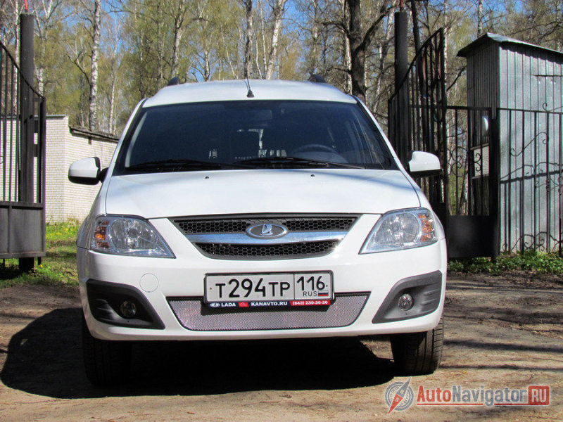 На поворотных кулаках «Ларгуса» появились грязезащитные кожухи, а у начальной версии «Стандарт» без ABS, пустующие места под датчики системы закрыты заглушками. У подвески – усиленные передние рычаги, отштампованные из листа толщиной не 2,5 мм, а 3 мм.  Клиренс, по сравнению с румынским исполнением, вырос на 20 мм, а уровень антигравийной обработки кузова – на 70 мм