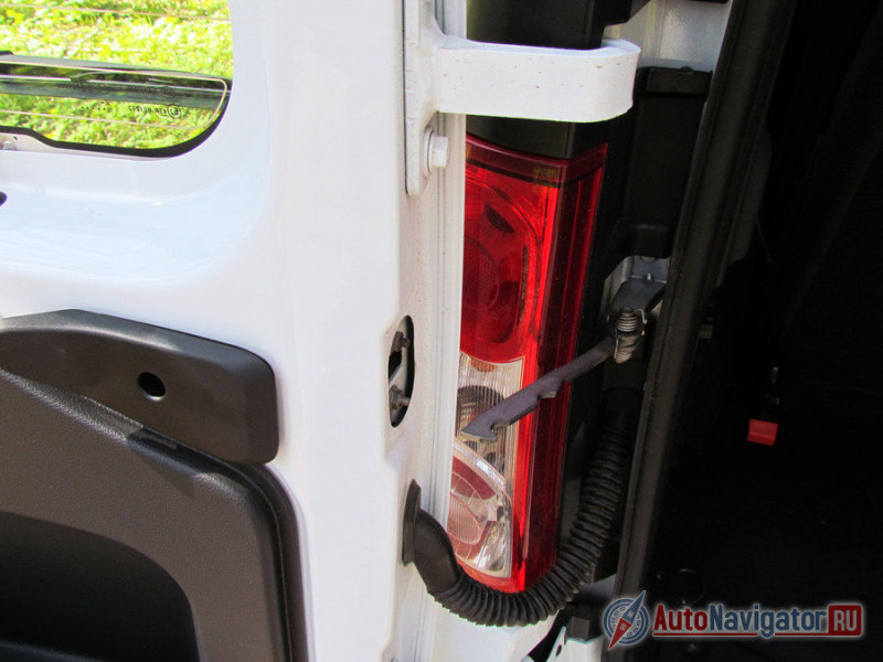 Отщелкнув крепления, можно увеличить угол их открывания